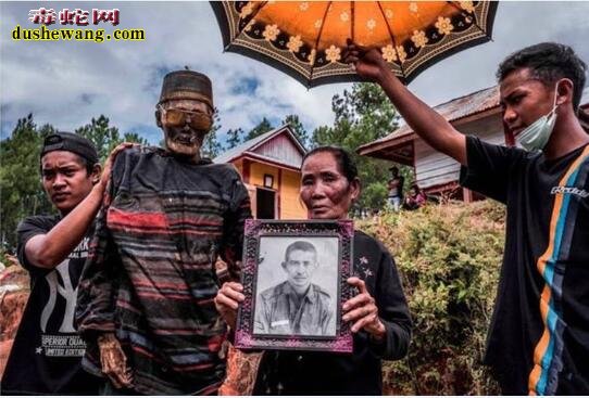 印尼怪俗!每年都挖出死去亲人尸体清洗换衣服!