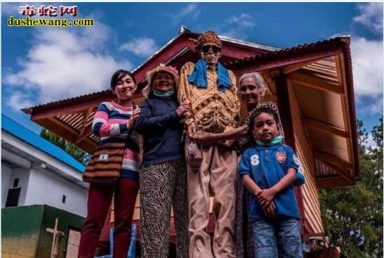 印尼怪俗!每年都挖出死去亲人尸体清洗换衣服!