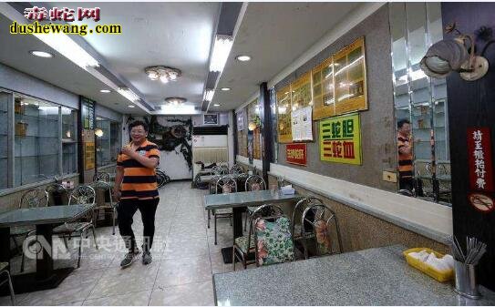 台北华西街曾日杀蛇万条的一蛇肉店歇业!因杀蛇叫卖表演已被禁止!