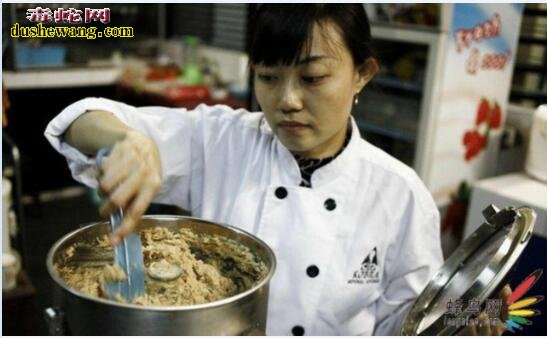 “蛇肉汉堡”想吃吗？来看看印尼蛇产业中的蛇肉汉堡制作犬过程！