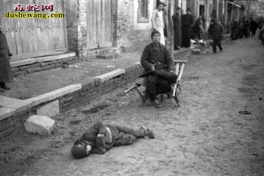 老照片记录1942年河南大饥荒吃光树皮的人们！