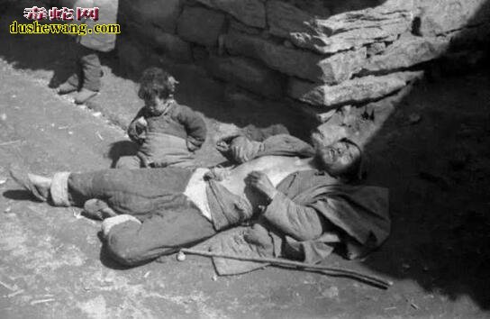 老照片记录1942年河南大饥荒吃光树皮的人们！