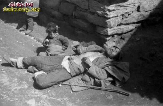 老照片记录1942年河南大饥荒吃光树皮的人们!