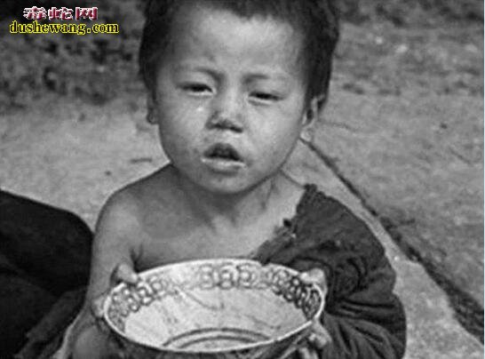 老照片记录1942年河南大饥荒吃光树皮的人们!