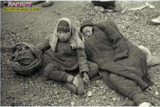 老照片记录1942年河南大饥荒吃光树皮的人们!
