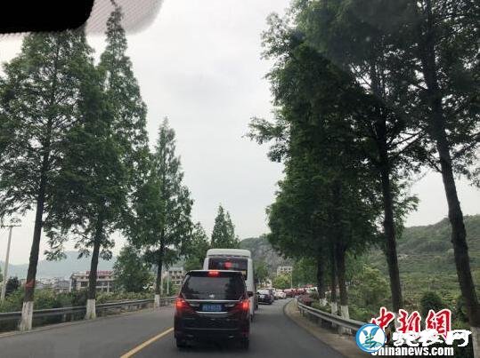 五一长假加长至四天！城市“通病”堵车变成了农村堵！