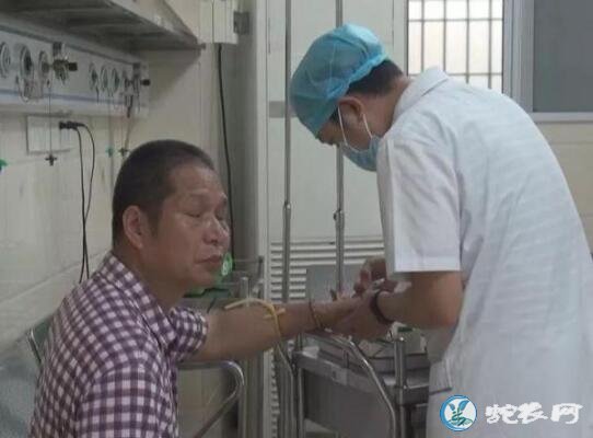 广东男子抓疑似“眼镜王蛇”装袋被咬！被紧急送到医院打血清！