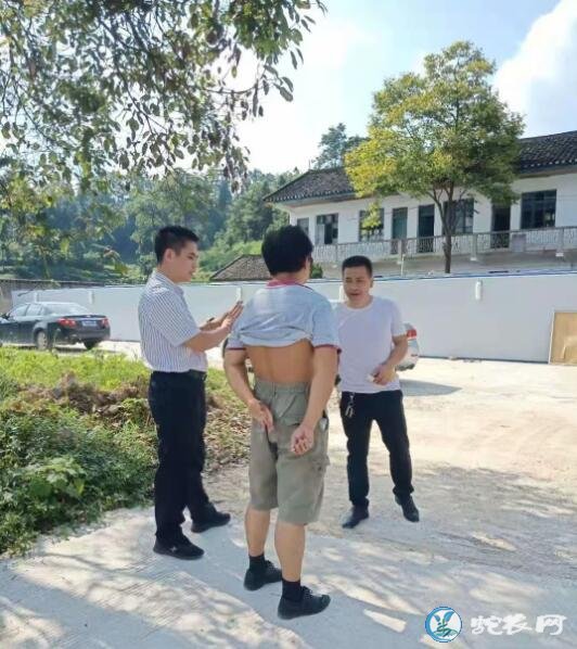 雷村蛇场黄老师到湖南省怀化金麒麟蛇业公司指导工作