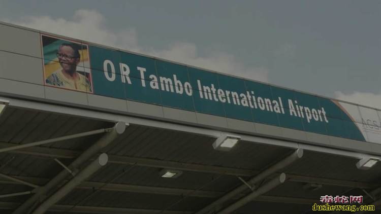 航空圈讯 新西兰一名10岁男孩在南非最大机场登机前被安检人员要求脱下衣服,原因是他衣服上栩栩如生的“蛇”图案太吓人。 综合英国媒体12月27日消息, 一名来自新西兰的10岁男童史蒂维·卢卡斯(Stevie Lucas),日前跟爸妈到南非探访祖父,12月17日在南非约翰内斯堡的奥利弗·雷金纳德·坦博国际机场(OR Tambo International Airport)要回国时,卢卡斯竟然因为上衣的图案被安检人员挡下。 原来,卢卡斯的T恤前面绘着一条逼真、巨大的绿蛇,蛇还吐出细细的舌头,可谓栩栩如生。安检人员认为,它有可能会吓坏机组人员与乘客,因此要求卢卡斯把上衣脱下。安检人员表示,为了避免乘客及机组人员的恐慌,任何印有蛇的衣服或是玩具,都是禁止带上飞机的。 卢卡斯的父母史蒂夫(Steve)、玛格·卢卡斯(Marga Lucas)最后让儿子把把衣服反穿,让蛇“遁形”才通过安检,最终登上飞机。 根据卢卡斯父亲的说法,他儿子是狂热的爬行动物爱好者,对蛇、蜘蛛和昆虫颇有兴趣,他们经常光顾爬行动物商店。 事后,孩子父母也向约翰内斯堡机场管理方南非机场有限公司(Airports Company of South Africa)提出关于服装规定的疑问,他们认为南非机场有限公司应该站出来做详细的说明。 对此,南非机场有限公司称,他们正在寻求对服装规定更详尽的解释,会给予卢卡斯父母一个适当的回应。 约翰内斯堡国际机场发言人贝蒂·玛洛卡(Betty Maloka)告诉媒体,该T恤属于国际民航组织确定的一系列禁运物品。她说,机场安检人员有权禁止可能引起他人焦虑的物品。