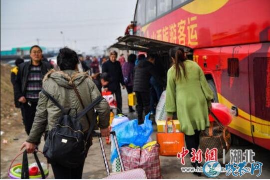 宜都交警护送2500名农民工返乡过年!
