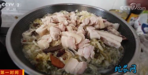 农村过年:黑龙江海林杀猪菜、一口铁锅炖出浓浓年味