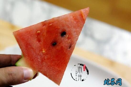 切西瓜、饭店切西瓜三角西瓜切法