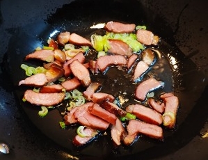 腊肉炒平菇做法步骤图