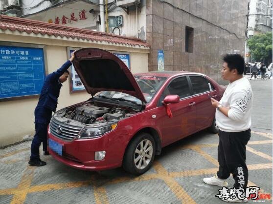 遂宁一小车引擎盖里突然爬出一条蛇!司机吓懵求助消防队!