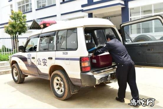 建水14斤眼镜王蛇下山“吃鸡”!警方成功“逮捕”2.8米长大蛇!