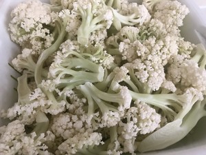 简单的家常菜花菜做法步骤图2