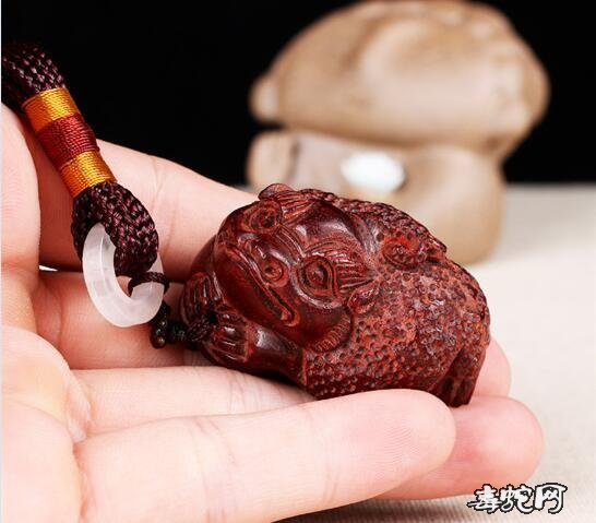 招财蟾蜍的摆放讲究?招财蟾蜍红线怎么回事?