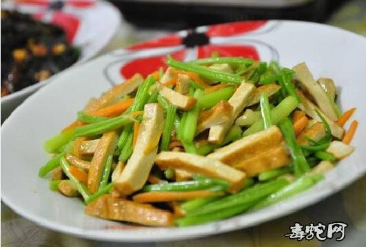 药膳食疗菜谱：黄柏芹菜炒香干做法