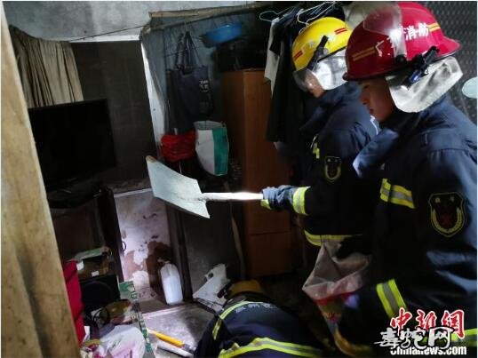 惠州一村民半夜家中现毒蛇!消防支队抓捕眼镜蛇现场图!