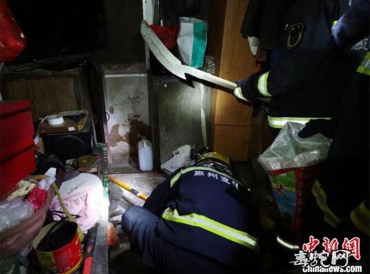 惠州一村民半夜家中现毒蛇!消防支队抓捕眼镜蛇现场图!