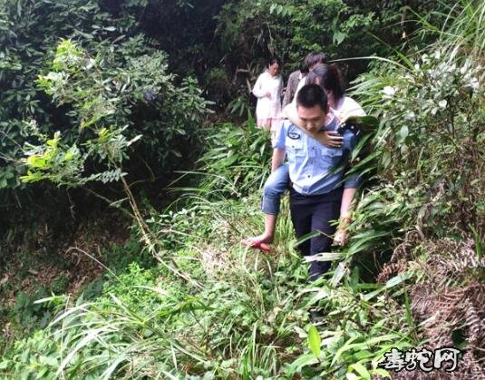 文成县女子上山游玩被五步蛇咬伤!报警后民警轮流背下山急救!