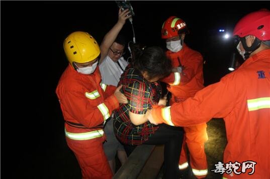 酉阳村民嬢嬢半夜被毒蛇咬伤又遇上山体滑坡!119+120组团急救!