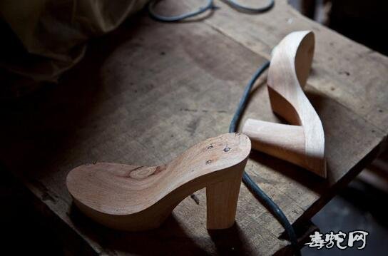揭秘蟒蛇皮鞋生产制造工艺秘密！这些奢侈品不是一般人买的起得！