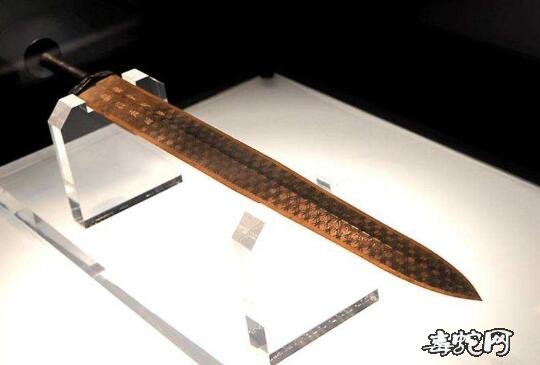1965年出土越王勾践剑为何千年不锈锋利无比，还具有金属记忆功能？
