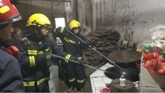 蛇:你敢吃我吗?丽水经济技术开发区一居民锅里爬入一条蛇求助!