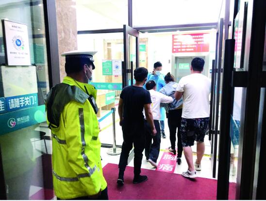冰城女子被毒蛇咬伤4小时意识渐模糊!交警火速护送就医!