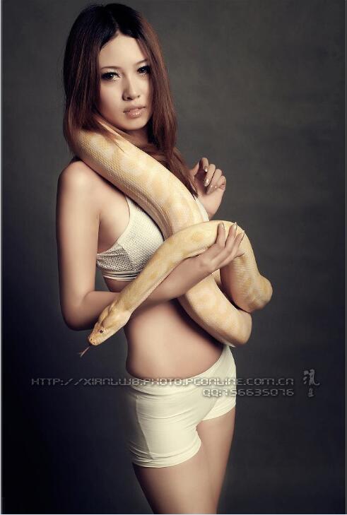 美女蛇缠美女图片3