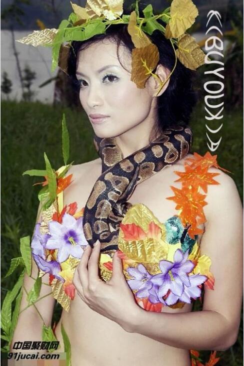 美女蛇缠美女图片6