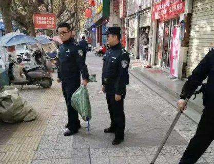 山阳一商场“蛇出没”!民警轻松擒获“菜花蛇”并放生!