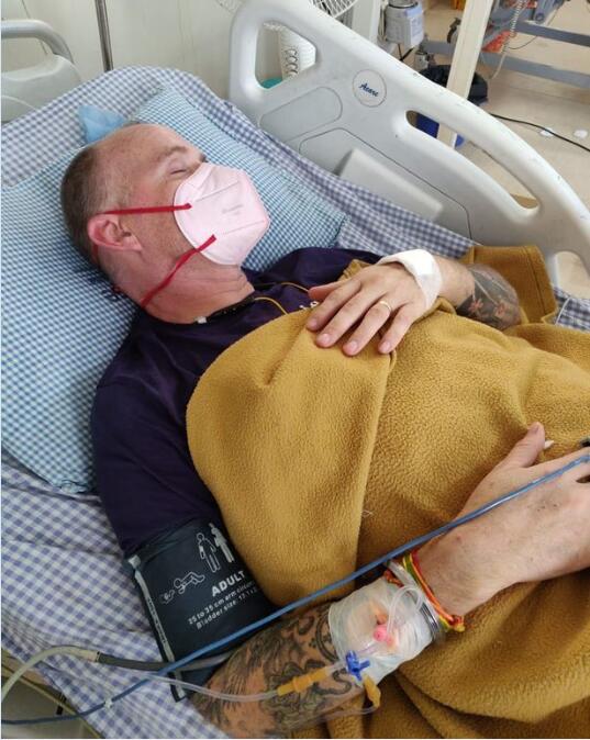 英国男子在印度感染新冠又被毒蛇咬伤导致双目失明瘫痪！
