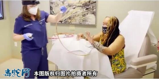 世界上最长指甲女子剪掉指甲!30年长到超7米长!