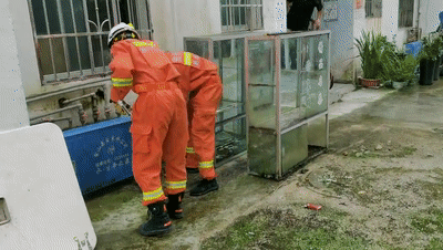 贵州雷山消防员一小时内出警两次抓蛇