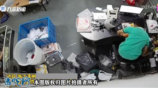 浙江快递小伙拆快递拆出一条蛇,吓得立马站到椅子上!