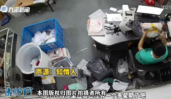 浙江快递小伙拆快递拆出一条蛇,吓得立马站到椅子上!