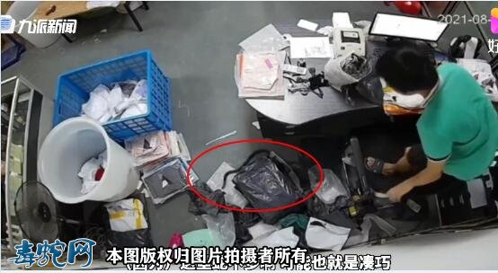 浙江快递小伙拆快递拆出一条蛇,吓得立马站到椅子上!