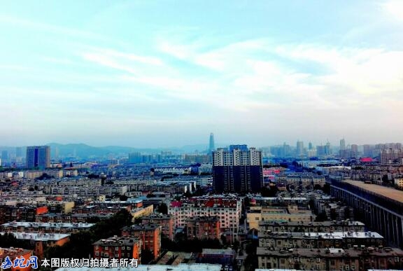 山东济南天桥区一居民卧室床上惊现1米...