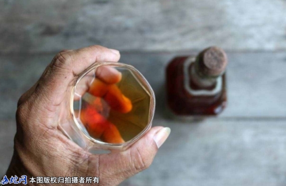 干乌梢蛇泡酒之后怎么处理？