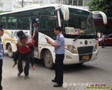 男子被毒蛇咬伤生命垂危 警民52公里...