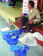 柳州男子贩卖毒蛇被民警巡逻抓获 共没...
