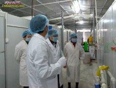 广西动物科学院的专家到雷村蛇场指导工...
