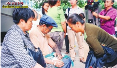 江都老人田地施肥被毒蛇咬伤 病情严重...