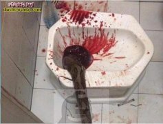 恐怖片现实版！泰国男子做马桶惨叫“下...