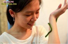 女大学生宿舍养蛇 你考虑到小伙伴的感...