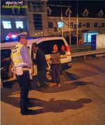 盐城老人被毒蛇咬伤车辆抛锚，交警赶到...