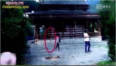 国外情侣古建筑前合影 监控拍到有人影...