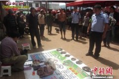 野生蛇贩卖查处严：云南男子闹市摆摊卖...